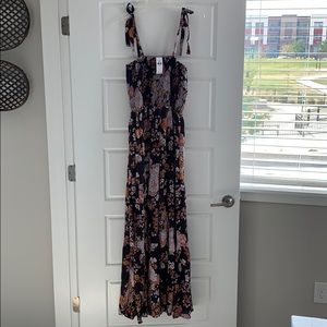 🍂AE Studio Smocked Floral Print Maxi Dress